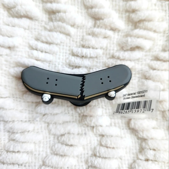 Crocs Broken Skateboard Jibbitz NWT - Picture 1 of 1